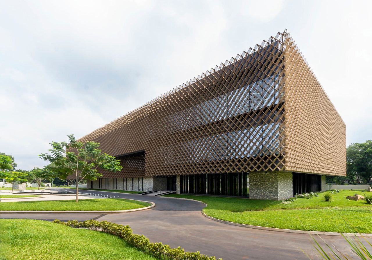 Building exterior with geometric metal lattice